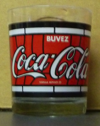 3702-4 € 4,00 coca cola glas rood zwart glas en lood motief.jpeg
